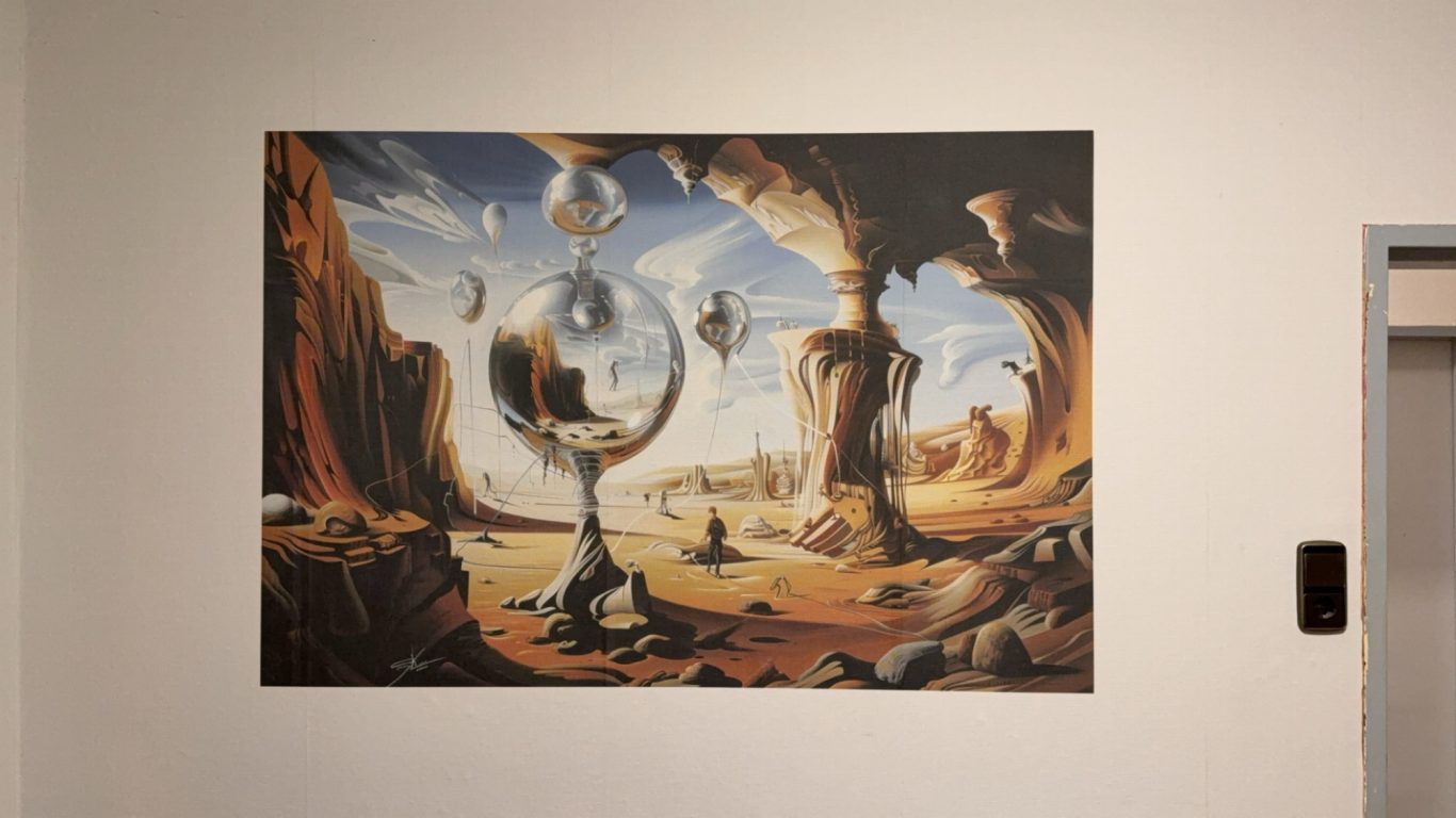 Ein surrealistisches Gemälde mit einem Globus und fantastischen Landschaftselementen.