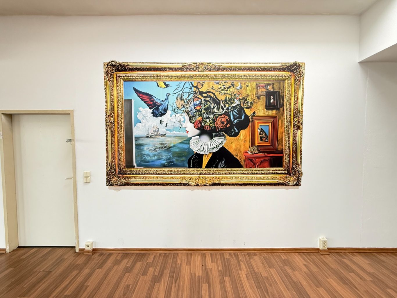 Bunte Wandmalerei in goldenem Rahmen zeigt eine Landschaft mit Blumen und Vögeln.